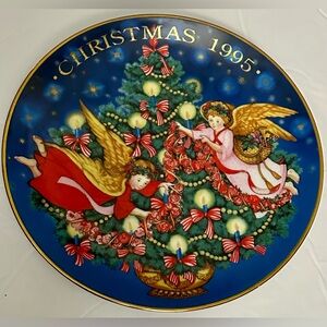 1995 Avon Christmas Plate Trimming the Tree Peggy Toole Gold Trim Collectible